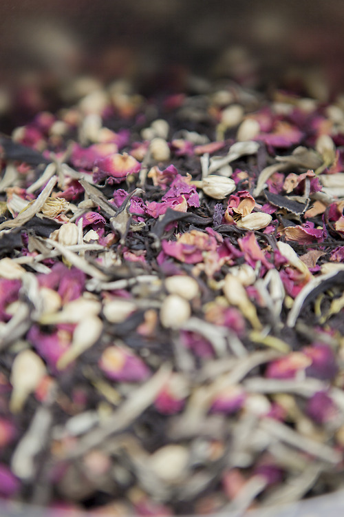 DeTener el Tiempo – Afrodisiaca mezcla de té negro, blanco, vainilla y rosas. 
Foto: Diana Navas