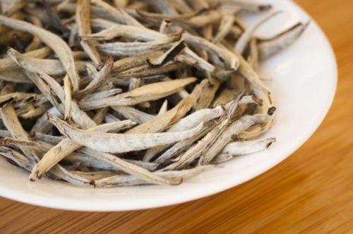 Recién llegadas al taller Agujas de Plata de la meseta tibetana. Origen: Yunnan, China. Son los capullos de té blanco. De sabor suave y sutil que recuerda al nectar de flores. Llenas de antioxidantes, e increíbles para la piel purifican cuerpo, mente y alma. Para enamorarse…