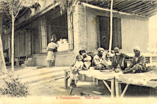 Postal de un Chai-khana en Uzbequistán- via (lifeselixirs):
El Chai-khana (casa de té) es uno de los símbolos tradicionales de Uzbequistán. Siempre ubicada a la sombra, cerca de un río o riachuelo refrescante,  el chai-khana ha sido un lugar de encuentros. Los hombres cubiertos con sus capas se sientan sobre alfombras y cojines, alrededor de una mesa baja, disfrutando de manjares e infinitas tazas de té verde mientras conversan, comentan las noticias y comparten con amigos.
